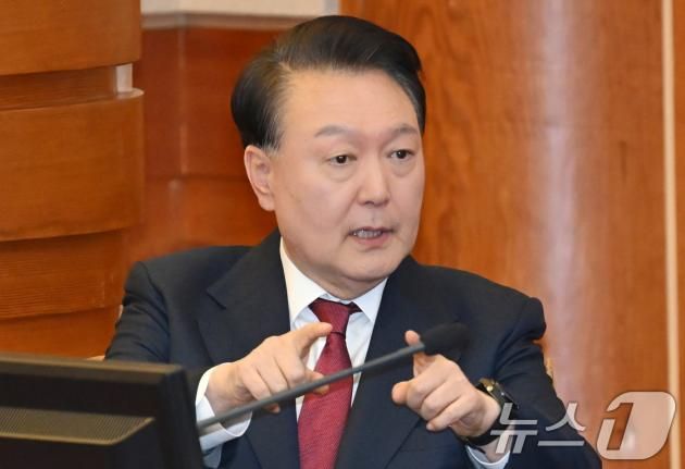 윤석열 대통령이 23일 서울 종로구 헌법재판소에서 열린 탄핵심판 4차 변론에 출석해 변호인단과 대화를 나누고 있다. 2025.1.23/뉴스1 ⓒ News1 사진공동취재단