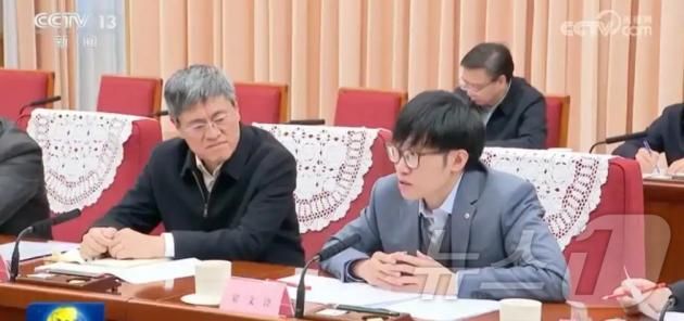 량원펑 딥시크 창업자가 최근 리창 국무원 총리 주재의 '정부업부 보고회'에 참석했다. (CCTV 갈무리)