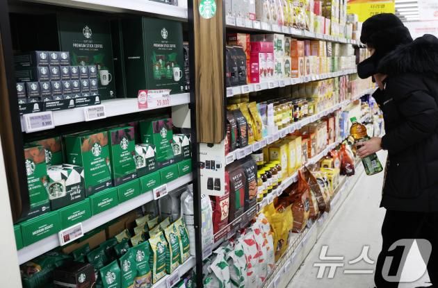 16일 서울 한 대형마트에 수입커피 등 식품류가 진열돼 있다. 2025.1.16/뉴스1 ⓒ News1 송원영 기자