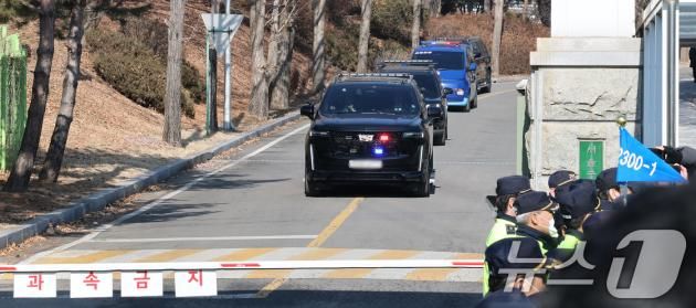 23일 오후 경기도 의왕시 서울구치소에서 윤석열 대통령이 탄 법무부 호송차량이 대통령경호처 경호를 받으며 헌법재판소로 출발하고 있다. 2025.1.23/뉴스1 ⓒ News1 임세영 기자
