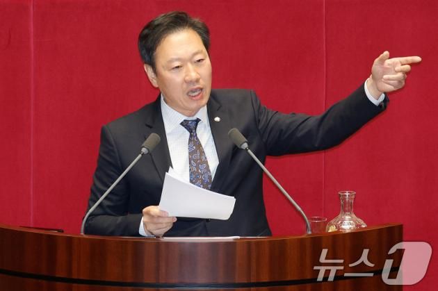 박수민 국민의힘 의원이 10일 오후 서울 여의도 국회에서 열린 본회의에서 2025년도 예산안 처리에 앞서 토론을 하고 있다. 2024.12.10/뉴스1 ⓒ News1 안은나 기자