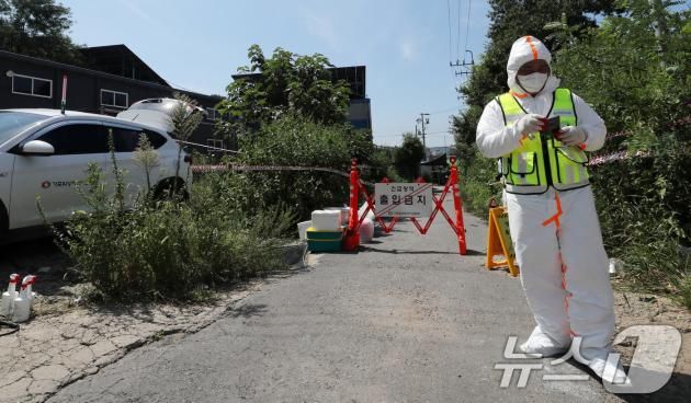 경기도 김포시 한 양돈농가에 아프리카돼지열병(ASF)이 발병해 방역 관계자들이 차량을 통제하고 있다. ⓒ News1 박세연 기자