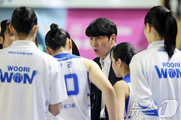 25일 오후 경기 용인시 처인구 용인실내체육관에서 열린 '하나은행 2024~2025 여자프로농구' 용인 삼성생명 블루밍스와 아산 우리은행 우리WON의 경기, 우리은행 위성우 감독이 3쿼터 시작을 앞두고 선수들에게 작전을 지시하고 있다. 2024.11.25/뉴스1 ⓒ News1 김진환 기자