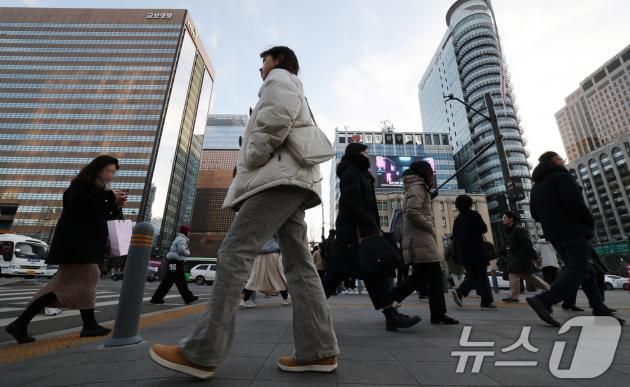 2025년 을사년(乙巳年) 새해 첫 출근길인 2일 오전 서울 종로구 광화문네거리에서 시민들이 발걸음을 옮기고 있다. 2025.1.2/뉴스1 ⓒ News1 임세영 기자