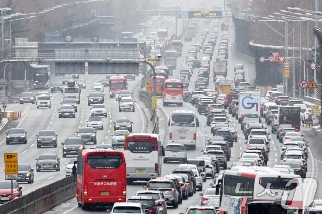 설연휴 기간 전국적인 폭설 및 한파로 인해 귀성·귀경길 고속도로 정체가 심화되고 있는 28일 서울 서초구 잠원IC를 지나는 경부고속도로 하행선 방향 차량들이 서행하고 있다. 2025.1.28/뉴스1 ⓒ News1 민경석 기자