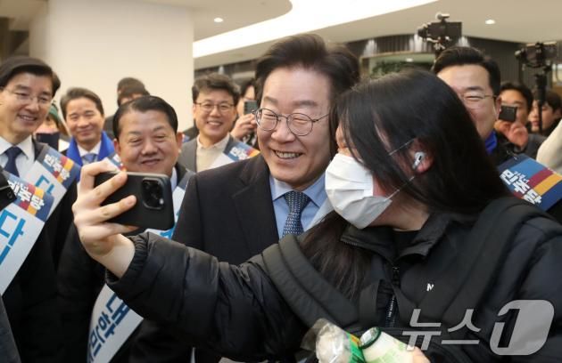 이재명 더불어민주당 대표를 비롯한 당직자들이 설 연휴를 앞둔 24일 오전 서울 서초구 반포동 고속버스터미널에서 설 귀성객에게 인사하던 중 사진을 찍고 있다. (공동취재) 2025.1.24/뉴스1 ⓒ News1 이동해 기자