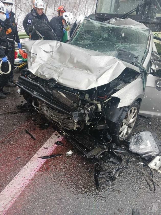 본격적인 귀성길 정체가 시작된 27일 강원 강릉으로 향하는 영동고속도로 원주IC 인근에서 11중 추돌사고가 발생, 현장에 출동한 경찰과 소방 대원들이 사고 수습을 벌이고 있다. (강원도소방본부 제공) 2025.1.27/뉴스1