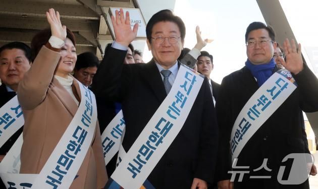 이재명 더불어민주당 대표, 박찬대 원내대표, 이언주 최고위원 등이 설 연휴를 앞둔 24일 오전 서울 서초구 고속버스터미널에서 귀성객을 향해 인사하고 있다. (공동취재) 2025.1.24/뉴스1 ⓒ News1 이동해 기자