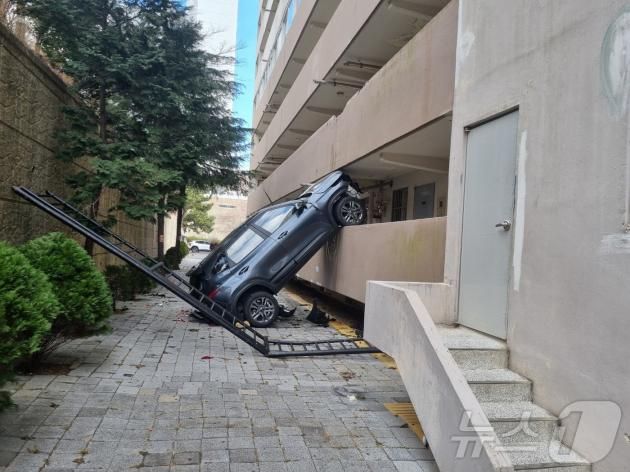 28일 오전 부산진구 아파트 SUV 추락사고 현장.(부산경찰청 제공)