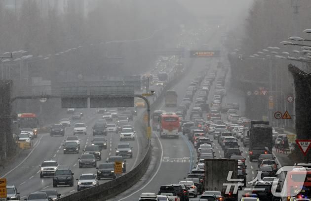 설 명절 연휴 사흘째이자 대설특보가 발효된 27일 서울 서초구 경부고속도로 잠원 IC 인근 하행선에 밀려드는 귀성 차량 등으로 거북이 걸음을 보이고 있다. 한국도로공사에 따르면 이날 전국에서 484만 대가 이동할 것으로 전망되며 수도권에서 지방으로 44만 대, 지방에서 수도권으로 39만 대가 이동할 것으로 보인다. 2025.1.27/뉴스1 ⓒ News1 박정호 기자