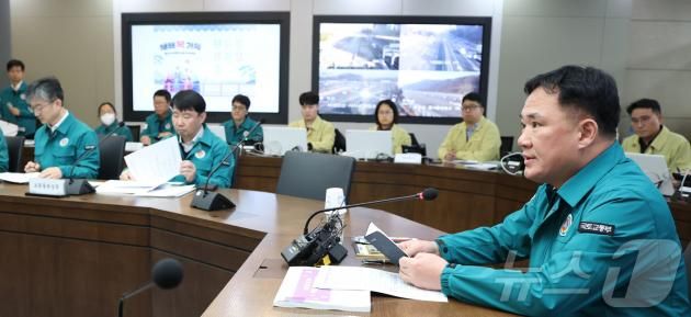 백원국 국토교통부 2차관이 24일 오전 세종시 정부세종청사 국가교통정보센터에서 설 연휴 특별교통대책 준비상황을 점검하며 발언하고 있다. 2025.1.24/뉴스1 ⓒ News1 김기남 기자