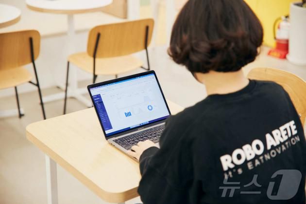 매장관리 SaaS 솔루션 '페이히어'의 프랜차이즈 대시보드를 통해 지점 관리를 하고 있는 사업자(페이히어 제공)