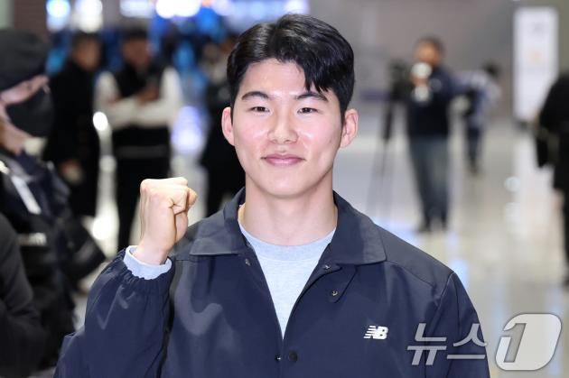 미국 메이저리그(MLB) LA 다저스와 계약을 맺은 내야수 김혜성이 14일 오후 인천국제공항을 통해 출국하며 파이팅 포즈를 취하고 있다. 김혜성은 포스팅 마감 시한을 불과 4시간 앞둔 지난 4일 다저스와 3년 보장 1250만달러, 3+2년 최대 2200만달러(약 324억 원)에 사인했다. 2025.1.14/뉴스1 ⓒ News1 민경석 기자