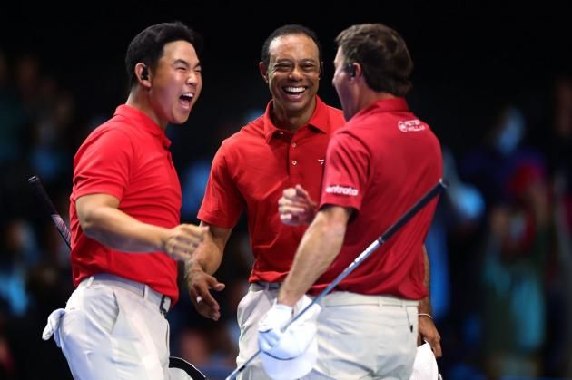 타이거 우즈(가운데)와 승리를 합작한 김주형(왼쪽). (TGL 홈페이지)