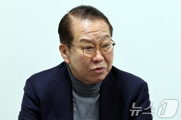 권영세 국민의힘 비상대책위원장이 설 명절 연휴 사흘째인 27일 오후 서울 영등포구 인봉의료재단 영등포병원을 방문, 의료진과 간담회를 하고 있다. 2025.1.27/뉴스1 ⓒ News1 황기선 기자