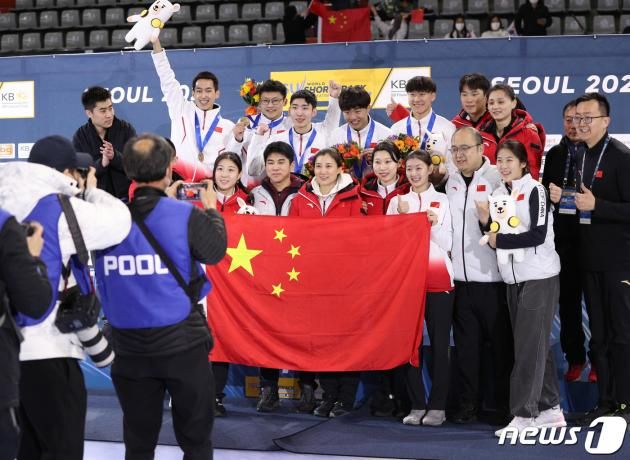 남자 5000미터 계주에서 우승한 린샤오쥔(한국명 임효준)을 비롯한 중국 쇼트트랙 대표팀 선수들이 12일 오후 서울 양천구 목동아이스링크에서 열린 ISU 세계 쇼트트랙 선수권대회 2023 메달 세리머니에서 기념 촬영을 하고 있다. 2023.3.12/뉴스1 ⓒ News1 신웅수 기자