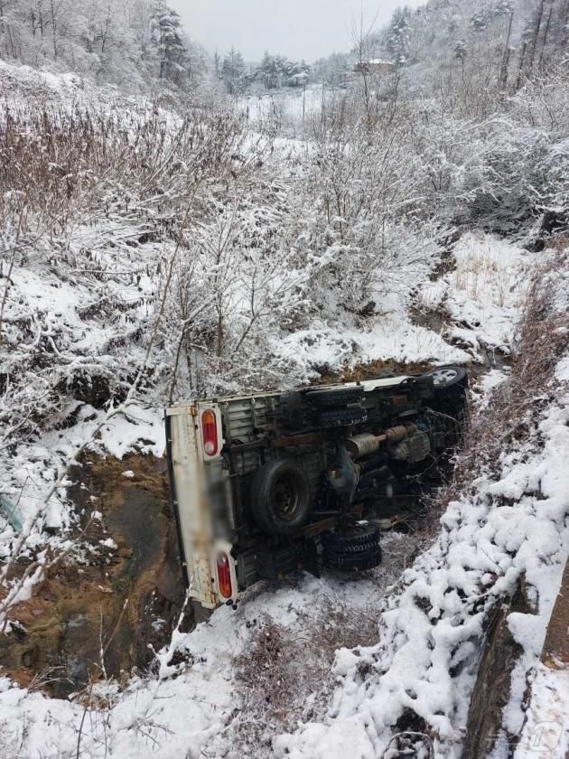 설 연휴 임시공휴일인 27일 낮 12시 21분쯤 강원도 영월 북면의 한 농원 인근에서 1톤 화물차가 눈길에 미끄러지면서 3m 높이의 개울가로 추락해 있다. 이 사고로 의식 장애를 보인 운전자 60대가 병원으로 이송됐다. (강원도소방본부 제공) 2025.1.27/뉴스1 ⓒ News1 윤왕근 기자