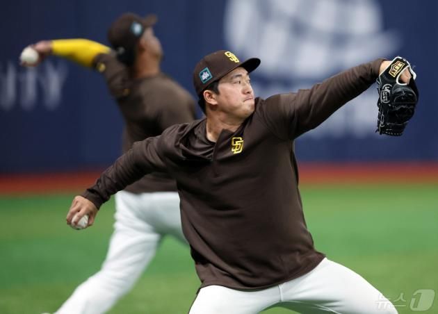 미국 프로야구 메이저리그(MLB) 샌디에이고 파드리스로 진출했던 고우석이 4일(현지시간) 마이애미 말린스로 트레이드 됐다. MLB닷컴 등은 샌디에이고가 고우석 등 유망주 4명을 마이애미 말린스로 보내는 대가로 루이스 아라에즈를 영입하는 트레이드에 합의했다고 보도했다. 사진은 지난 3월 21일 서울 구로구 고척스카이돔에서 열리는 2024 미국 메이저리그(MLB) 월드투어 서울시리즈 당시 훈련하는 고우석의 모습. 2024.5.4/뉴스1 ⓒ News1 박정호 기자