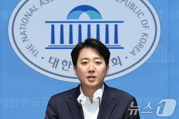 이준석 개혁신당 의원이 13일 오후 서울 여의도 국회 소통관에서 더불어민주당의 가짜뉴스 신고 프로그램 '민주파출소' 관련 기자회견을 열고 