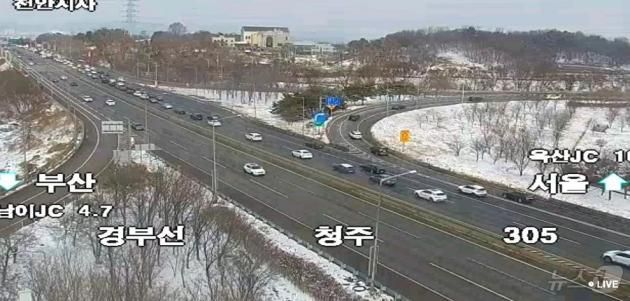 설인 29일 오후 귀경길에 오른 차량들로 주요 고속도로 정체 구간이 늘고 있다. 이날 오후 1시 경부고속도로 청주IC 일대 모습 (한국도로공사 CCTV 캡처) /뉴스1