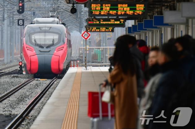 설 명절 연휴 사흘째인 지난 27일 오전 경북 포항 KTX역에서 귀성객들이 동해선 강릉행 iTX마음 열차를 기다리고 있다. 동해선 열차는 지난 1일 부산에서 강릉까지 완전 개통됐다. 2025.1.27/뉴스1 ⓒ News1 최창호 기자