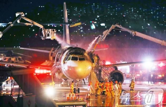 28일 오후 부산 강서구 대저동 김해공항에서 홍콩행 에어부산 항공기에서 화재가 발생해 소방당국이 진화작업을 벌이고 있다. 2025.1.28/뉴스1 ⓒ News1 윤일지 기자