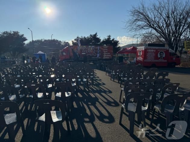 25일 오전 경기 의왕 서울구치소 주차장 옆에서 마련된 윤석열 대통령 탄핵 반대 집회 현장 2025.1.25/뉴스1 ⓒ News1 이강 기자
