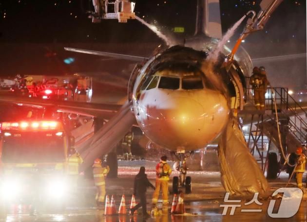 28일 부산 강서구 김해국제공항에서 홍콩행 에어부산 항공기에서 화재가 발생해 소방당국이 진화작업을 벌이고 있다. 항공기 왼쪽에는 승객들이 탈출한 에어슬라이드가 펼쳐져 있다. 28일 오후 10시26분 김해공항에서 이륙을 준비하던 홍콩행 에어부산 항공기에서 화재가 발생했다. 승객 169명과 승무원 7명 등 총 탑승객 176명은 비상 슬라이드로 탈출했으며 화재는 진압됐다. 2025.1.29/뉴스1 ⓒ News1 윤일지 기자