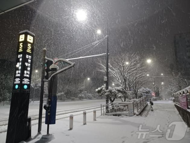설날인 29일 새벽 광주 서구 김대중컨벤션센터역 주변에 많은 눈이 내리고 있다.2025.1.29/뉴스1 ⓒ News1