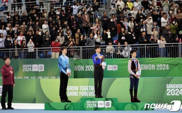강원 2024에서 금메달을 딴 뒤 단상 높은 곳에 오른 김현겸. 2024.1.29/뉴스1 ⓒ News1 김진환 기자