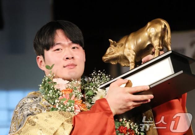 28일 충청남도 태안군 태안종합실내체육관에서 열린 ‘위더스제약 2025 태안설날장사씨름대회’에서 한라장사(105kg이하)에 등극한 박민교(용인특례시청)가 황소트로피를 들고 기념사진을 찍고 있다. (대한씨름협회 제공)2025.1.28/뉴스1