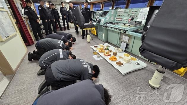 서해5도특별경비단 대원들이 함상에서 차례를 지내고 있다. (서해5도특별경비단 제공) / 뉴스1