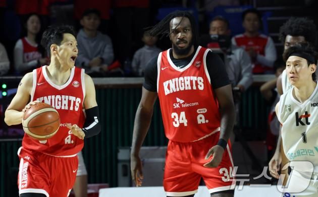 서울 SK의 김선형(왼쪽)과 자밀 워니. /뉴스1 DB ⓒ News1 김명섭 기자