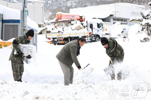 전춘성 전북자치도 진안군수(가운데)와 공무원들이 제설작업을 하고 있다. /뉴스1 ⓒ News1 김동규 기자