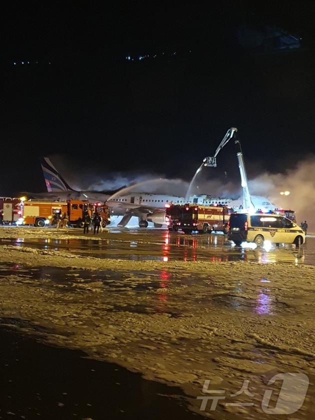 28일 오후 10시 26분쯤 김해공항에서 홍콩행 에어부산 항공기 꼬리 부분에서 불이 나 소방당국이 진화 작업을 펼치고 있다.(독자제공)