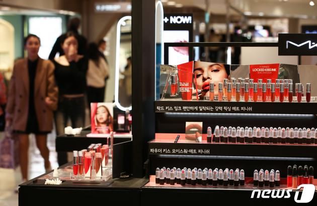 16일 서울 시내 한 백화점에서 시민이 화장품 테스트를 하고 있다. 신세계백화점 등에 따르면 실내 마스크 착용 의무 해제와 봄 날씨 영향으로 지난 3월 한달간 화장품 매출이 전년 동기 대비 35.7% 증가했다. 2023.4.16/뉴스1 ⓒ News1 김민지 기자