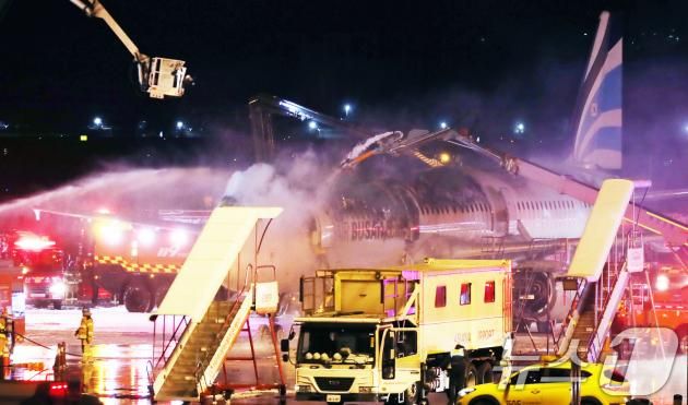 28일 오후 부산 강서구 대저동 김해공항에서 홍콩행 에어부산 항공기에서 화재가 발생해 소방당국이 진화작업을 하고 있다. 2025.1.28/뉴스1 ⓒ News1 윤일지 기자