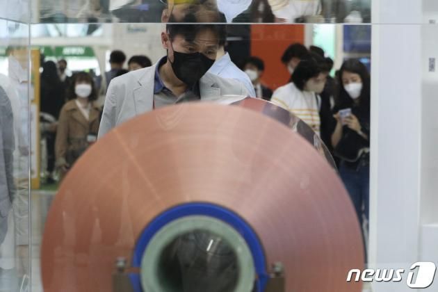 서울 강남구 코엑스에서 열린 2022 인터배터리 전시회에서 관람객들이 전시된 동박을 살펴보고 있다.(자료사진) 2022.3.17/뉴스1 ⓒ News1 성동훈 기자