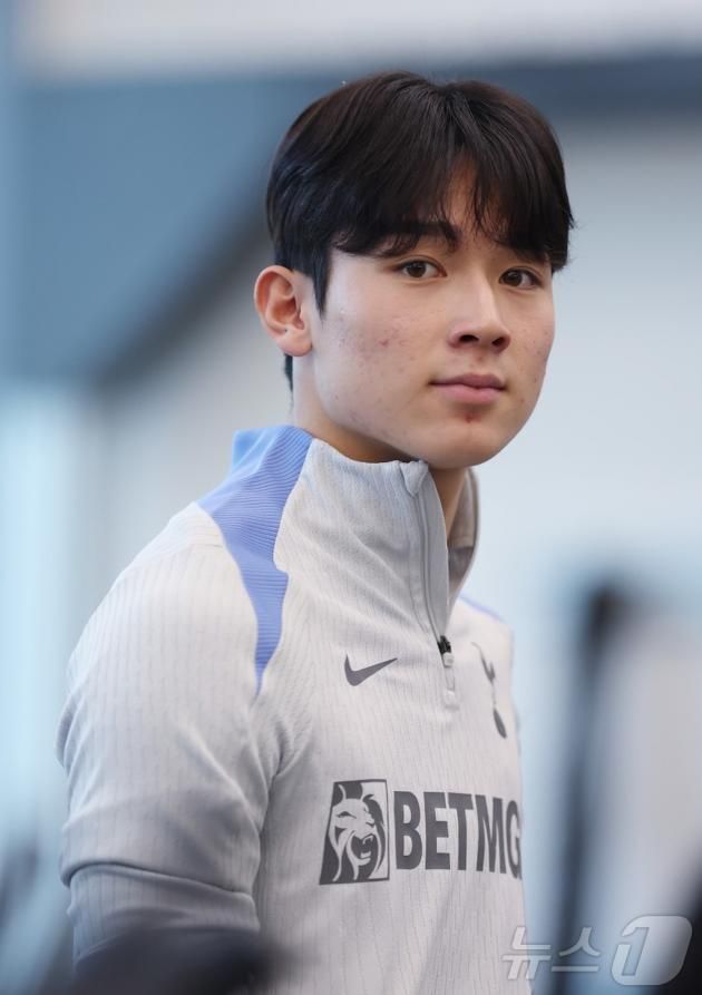 양민혁(18)이 토트넘에 합류 이후 처음으로 실내 훈련을 하는 모습. (토트넘 홈페이지 캡처)