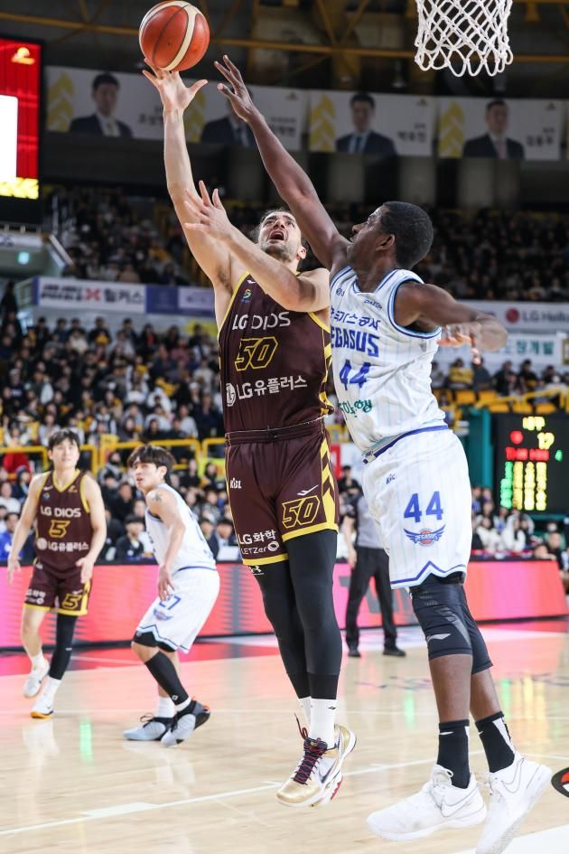 창원 LG 마레이(왼쪽)가 30일 대구 한국가스공사와 경기에서 슛을 하고 있다.(KBL 제공)