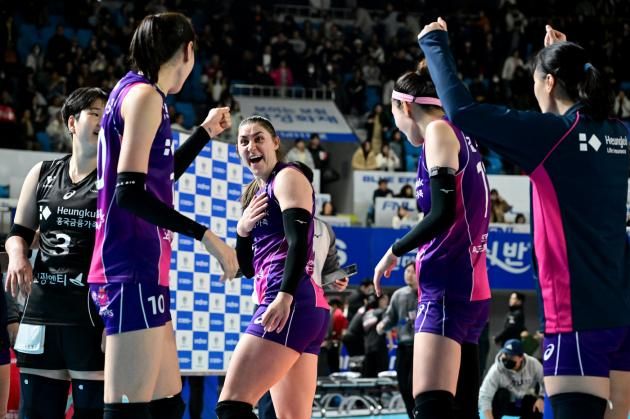 경기 후 좋아하는 흥국생명 선수들(KOVO제공)