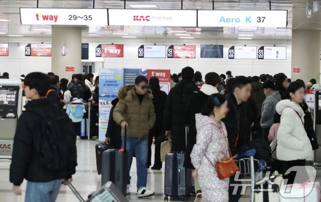 설 연휴 마지막 날인 30일 오전 제주국제공항 국내선 출발층이 제주를 떠나려는 귀경객과 관광객들로 붐비고 있다. 2025.1.30/뉴스1 ⓒ News1 오현지 기자