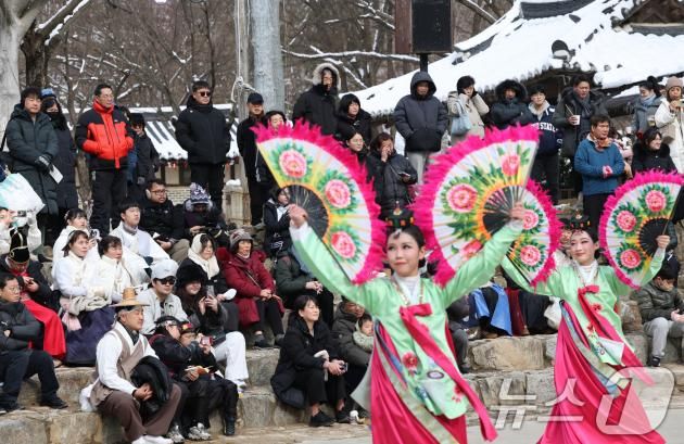 설 연휴 마지막 날인 30일 경기 용인시 기흥구 한국민속촌에서 시민들이 전통 공연을 관람하고 있다. 2025.1.30/뉴스1 ⓒ News1 김영운 기자