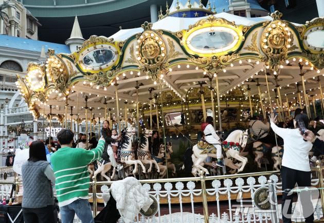 민족대명절 설 연휴 마지막 날인 30일 오후 서울 송파구 잠실 롯데월드 어드벤처를 찾은 시민들이 가족과 함께 막바지 연휴를 만끽하고 있다. 2025.1.30/뉴스1 ⓒ News1 오대일 기자