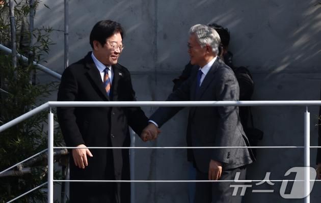 이재명 더불어민주당 대표가 30일 오후 경남 양산시 하북면 평산마을 문재인 전 대통령 사저를 방문해 문 전 대통령을 예방하고 있다. 2025.1.30/뉴스1 ⓒ News1 김민지 기자