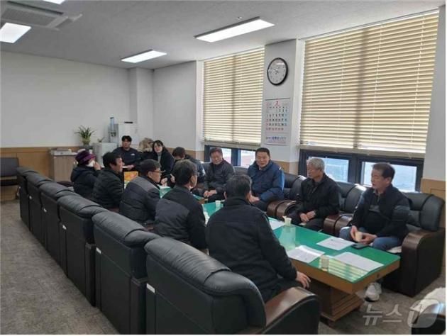 전북자치도 임실군 성수면사무소에서 주민들이 매입하는 축사 활용 방안을 논의하고 있다.(임실군제공)2025.1.29/뉴스1