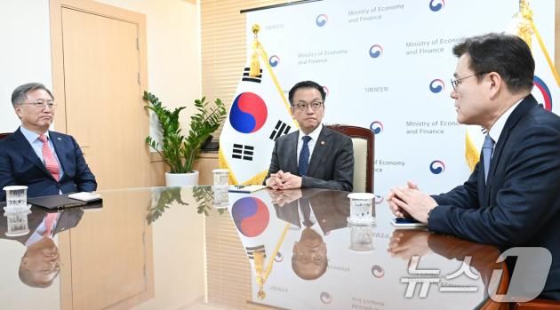 최상목 대통령 권한대행 부총리 겸 기획재정부 장관과 최종구 국제금융협력 대사(오른쪽) /뉴스1