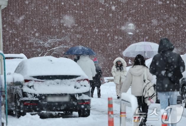 29일 광주전남 대부분 지역에 대설주의보가 내린가운데 광주 광산구 한 아파트에 눈이 밤사이 내려 쏘복하게 쌓여있다.2025.1.29/뉴스1 ⓒ News1 김태성 기자