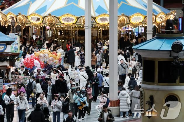 민족대명절 설 연휴 마지막 날인 30일 오후 서울 송파구 잠실 롯데월드 어드벤처를 찾은 시민들이 가족과 함께 막바지 연휴를 만끽하고 있다. 2025.1.30/뉴스1 ⓒ News1 오대일 기자