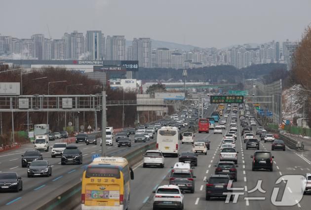설 연휴 마지막 날인 30일 경기 오산시 경부고속도로 오산IC 인근 상하행선의 교통량이 많은 모습을 보이고 있다. 2025.1.30/뉴스1 ⓒ News1 김영운 기자